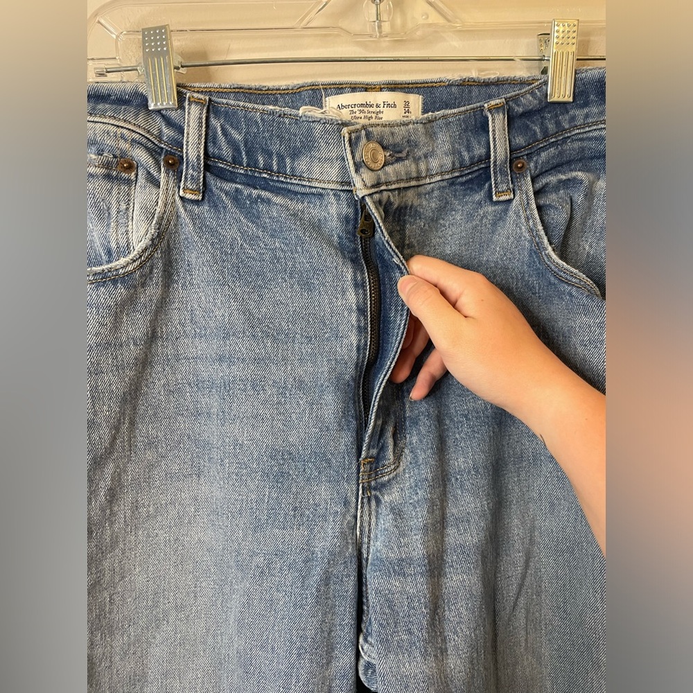 Abercrombie & Fitch Curve Love The ‘90s Straight Ultra High Rise Vent Hem Jeans - Picture 10 of 11